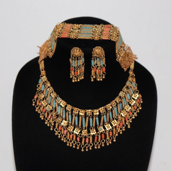 🌟 Vintage Gold, Coral & Turquoise Jewelry Set Necklace • Bracelet • Clip-On - Picture 6 of 7